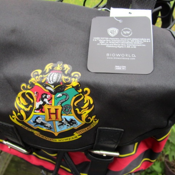 Harry Potter Hogwarts Crest Backpack - Red and Black - Picture 5 of 8